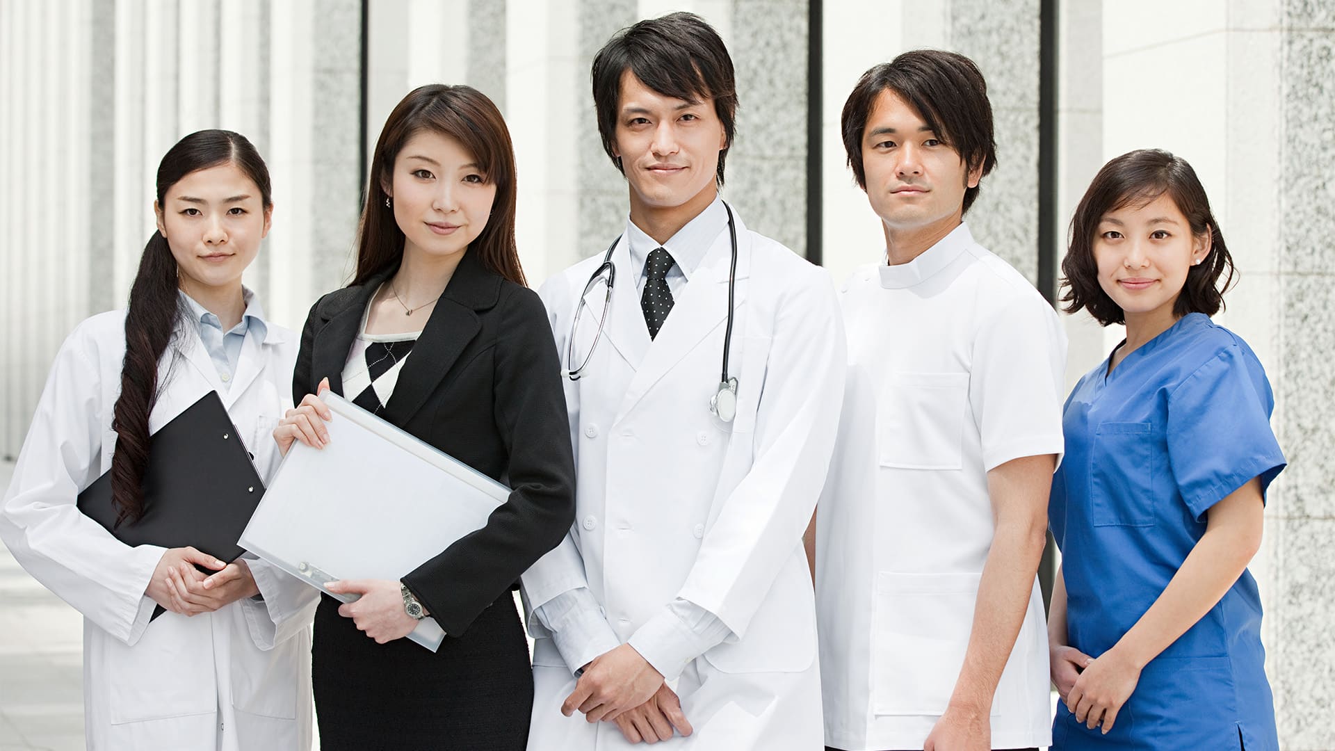 What is a health insurance broker